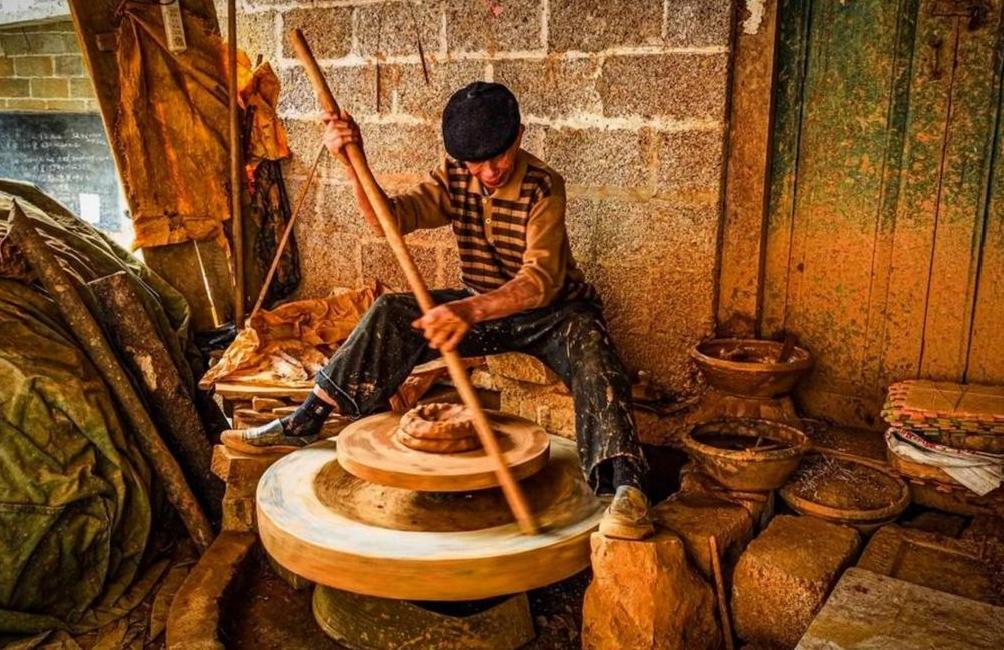 1980 年，湖南 7 岁女孩不幸被拐走。谁料，几年后，她在湖北养母家吃剁椒和糍