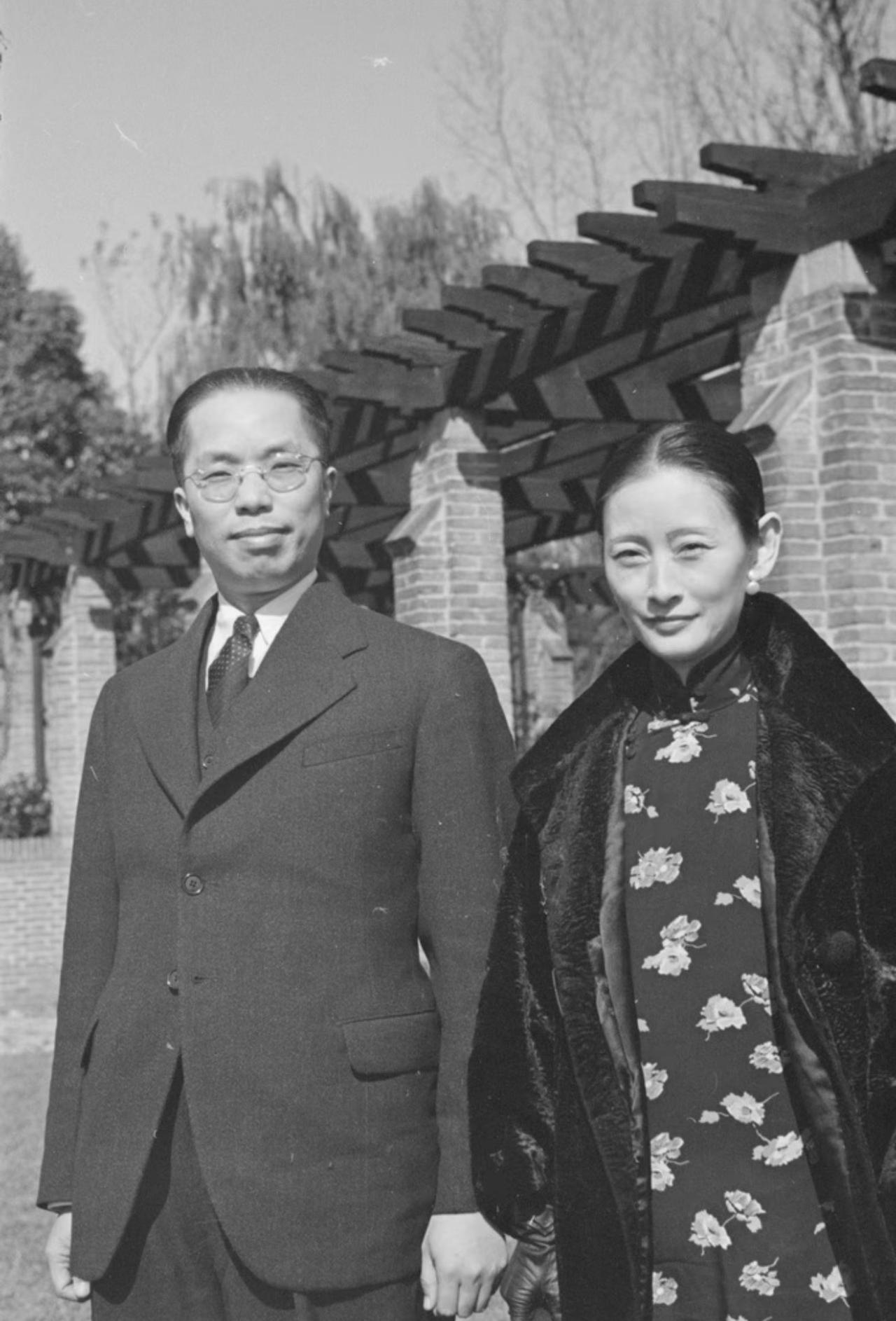 没想到这张1937年春上海私家园林里的夫妻合影，男主俞鸿钧刚上任上海市长才3个月