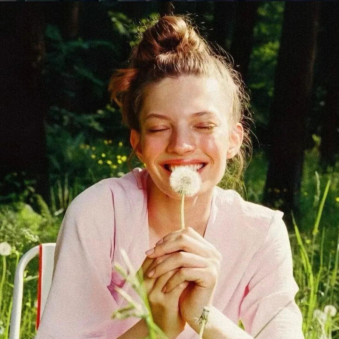女头｜胶片感欧美头像分享
 无数平行世界的我们一定有相爱的一天 
 生锈的感情又