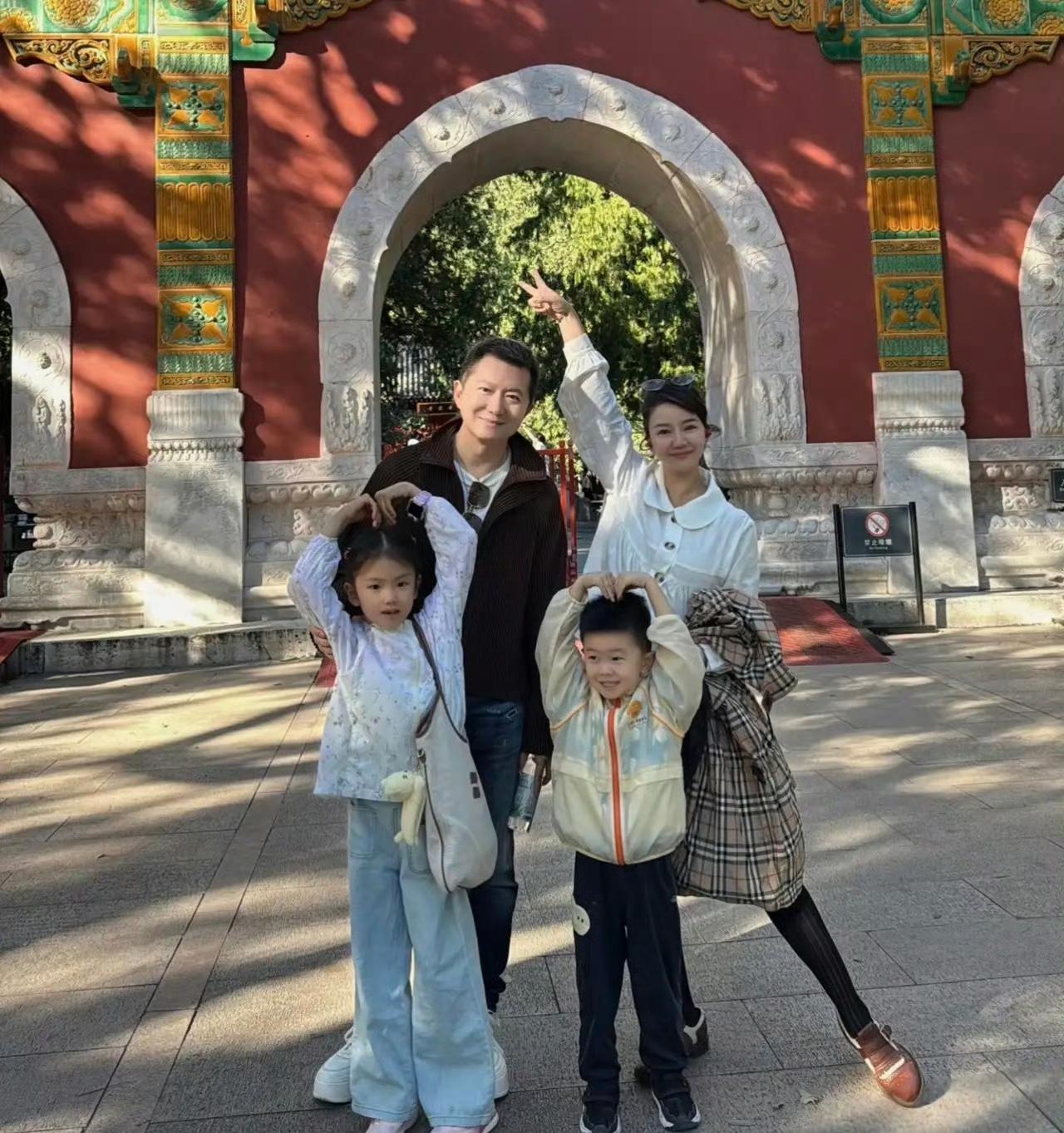 红果果绿泡泡被拍到带俩娃逛北京公园了。

这俩人也都四十往上了，站一块儿还是当年
