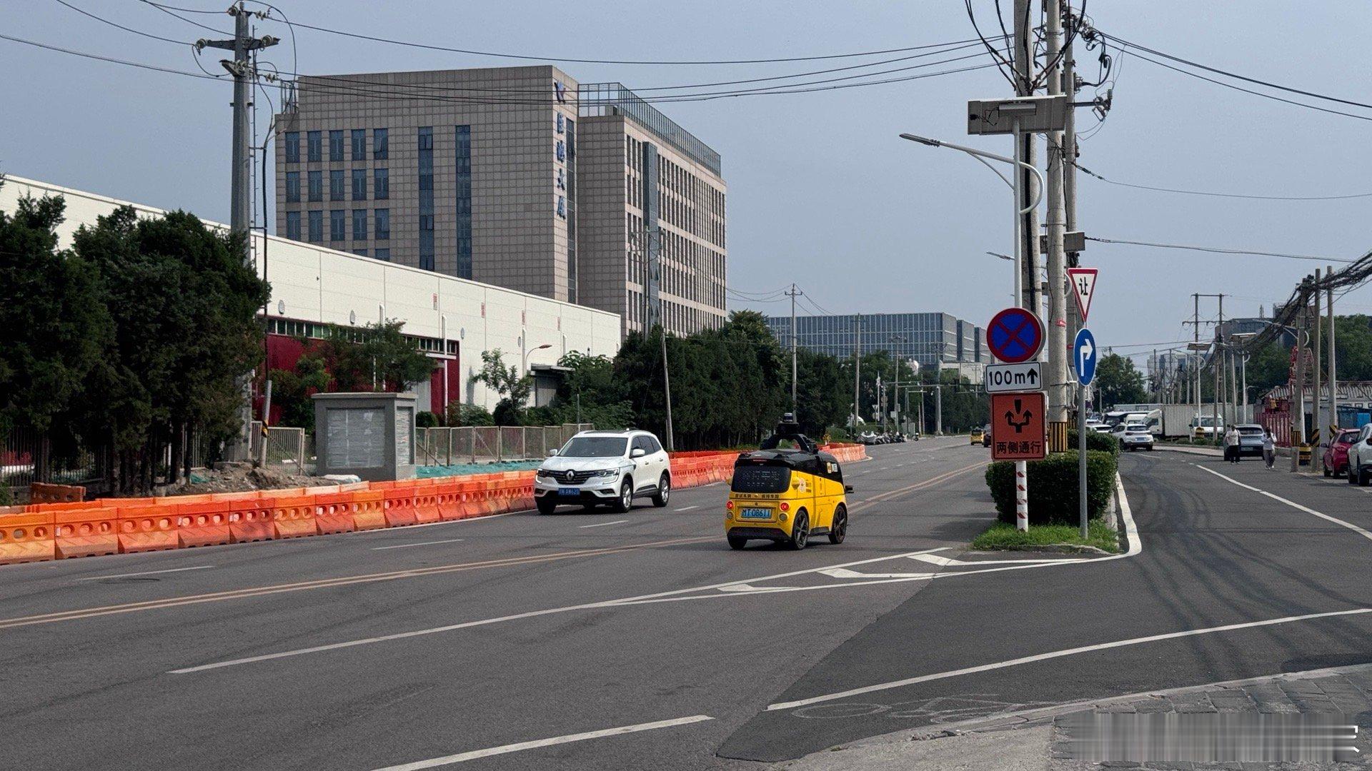 平时不怎么深入顺义腹地，今天偶然经过发现这种无人送货小车多的都快成灾了…有些人类