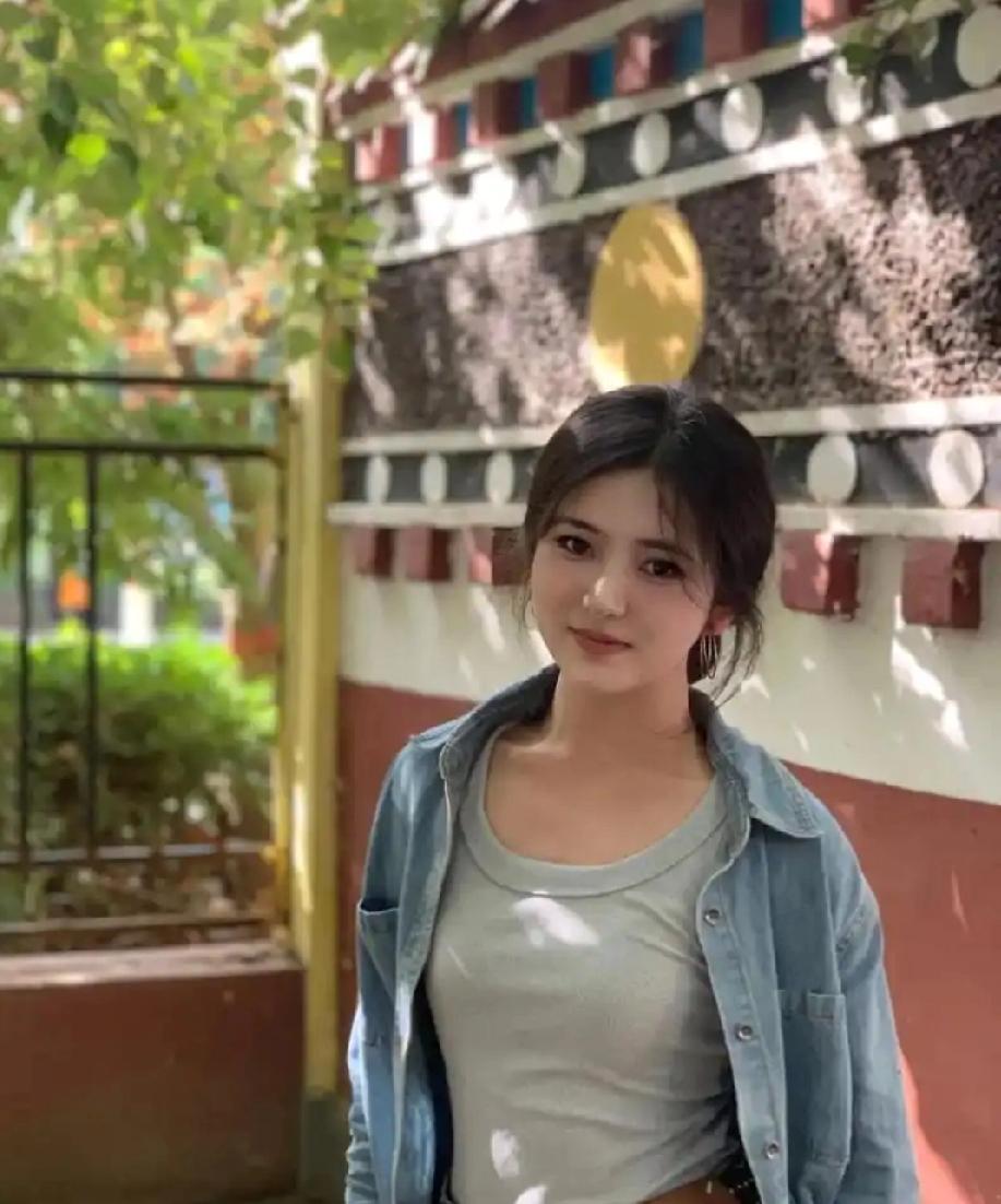 我大学时最要好的朋友，看上了和我一个实习组的女孩子，希望我帮他创造个表达的机会。