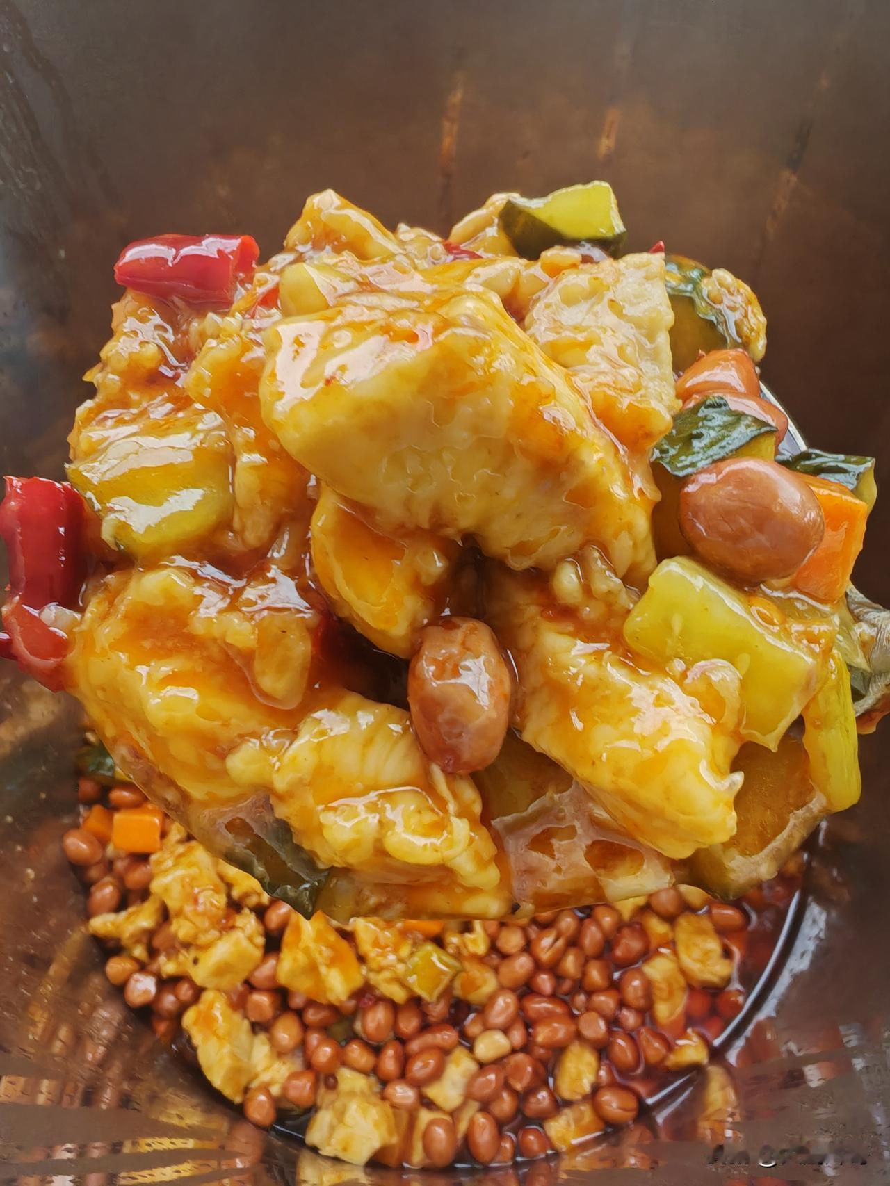 家人们，今天必须晒一晒我做的宫保鸡丁！这道菜我可是练了好多次才掌握精髓。鸡肉切成