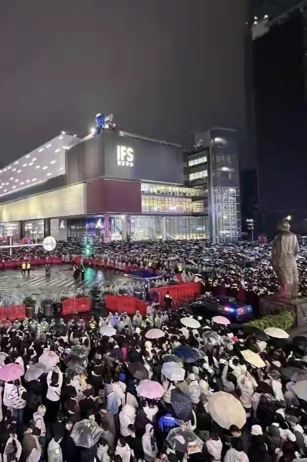 元旦假期首日：多个景区发布限流公告，三亚入境游增幅超5倍元旦假期第一天，全国多地