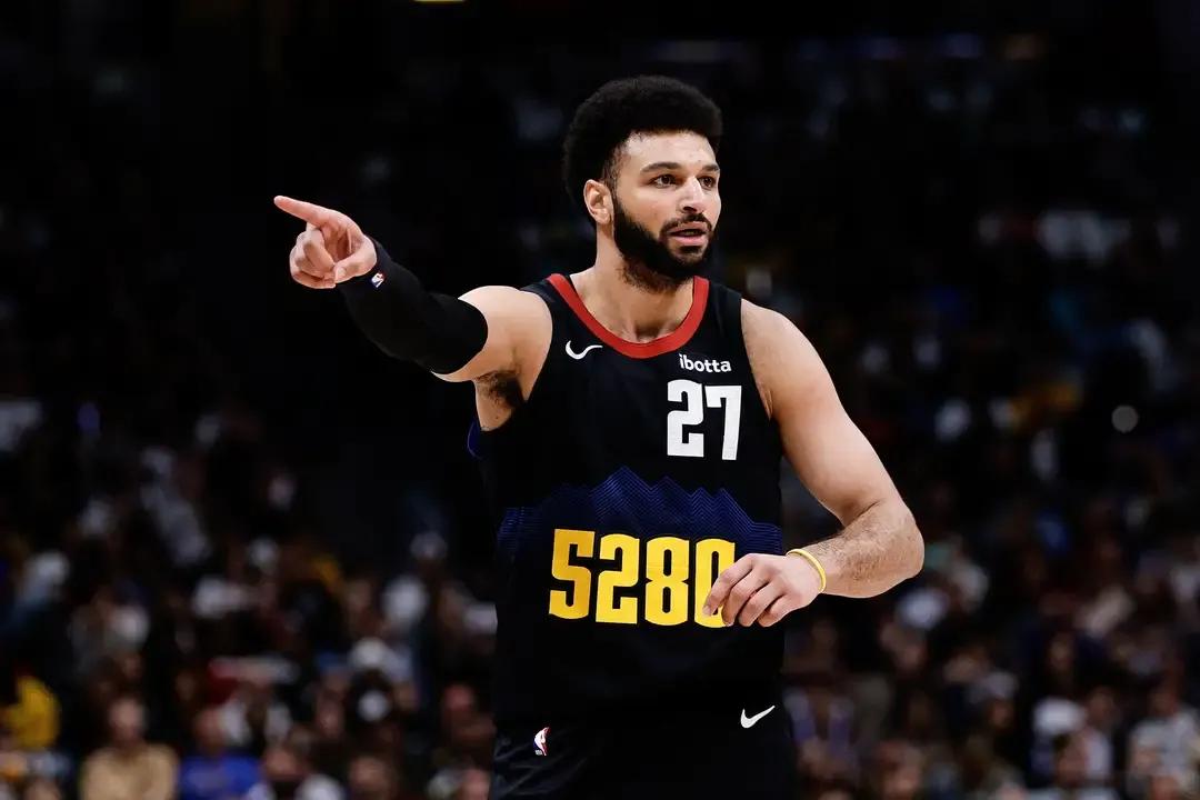 湖人打掘金不可怕，今年有防守好的丁维迪和文森特，能限制穆雷。
第一，上赛季西部决