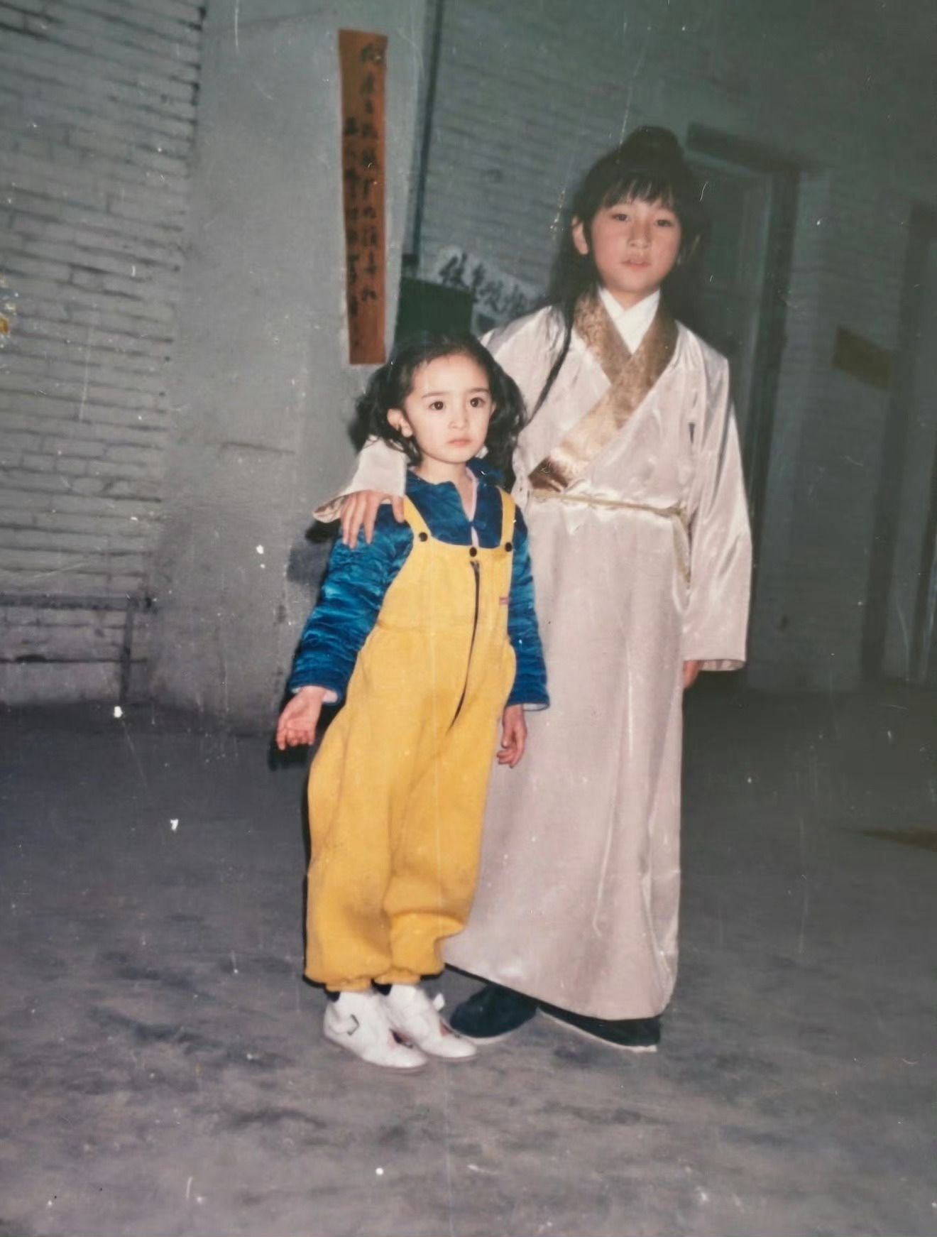杨幂三岁时的合照杨幂小时候就是洋娃娃来的 被这个小小幂萌晕 ​​​