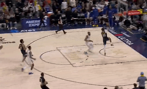 卡梅伦-约翰逊反击上空篮打进，掘金半场结束前打出13-2