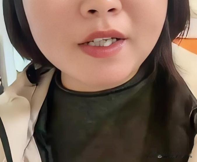 在二八的网络漩涡中，“躺嫂”人们对她的调侃——“左眼站岗，右眼放哨”，还有那引人