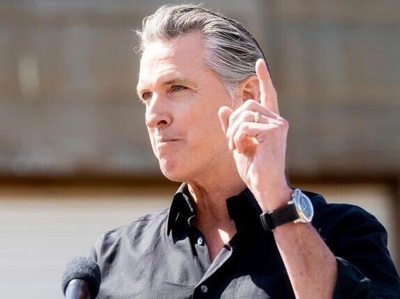 美国加州那边最近气氛有点紧张。州长纽森前几天在社交媒体上发了个声明，说加州正在监