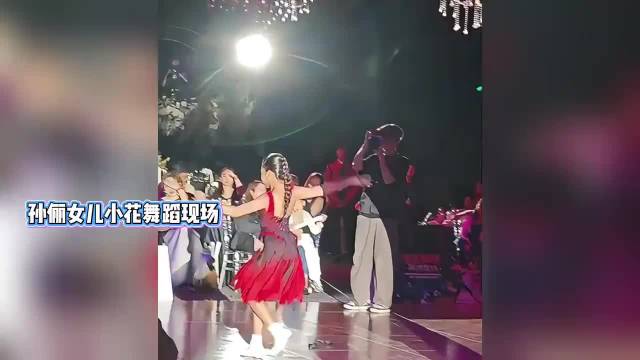 #孙俪邓超女儿小花跳舞总是撞上其他舞者# 
感觉就是因为头压下去太狠太用力，而且本来就会挡视线，她的