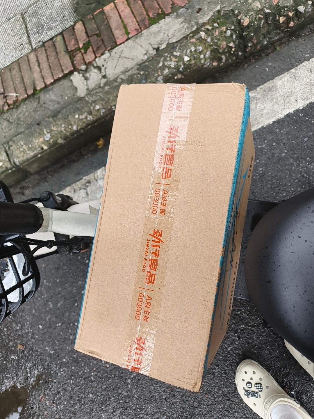 我的妈，劲仔怎么这么大一箱 到了好几天了，才去拿 零食好多，周边好多，比我想象的