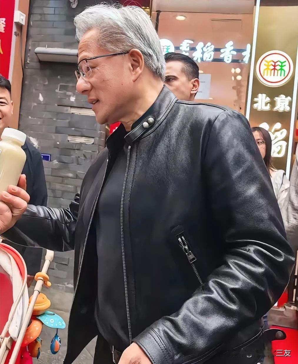 反差拉满！芯片大佬黄仁勋，北京胡同逛吃太圈粉
 
谁能想到，手握万亿AI帝国的黄