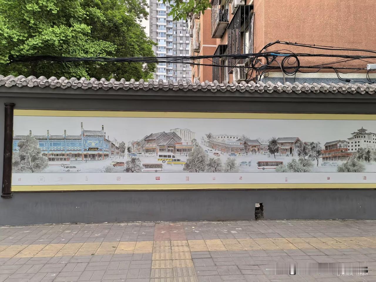 【临江仙·题广外墙绘】

市井丹青铺旧卷，京华风物如前。
檐飞瓦叠映尘烟。
荣宝