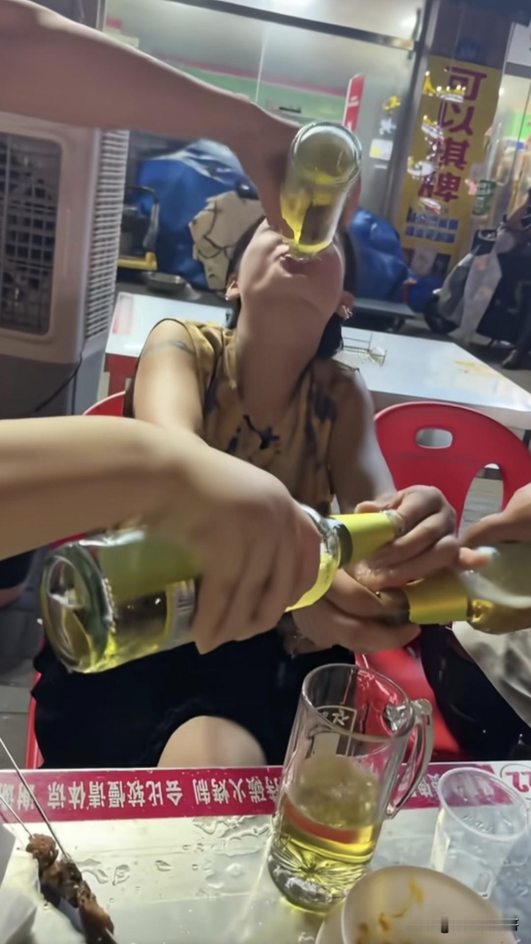 刷到好几个这样的视频，女的一手堵一个啤酒瓶，然后嘴巴里还被人塞一瓶，拍视频的一般