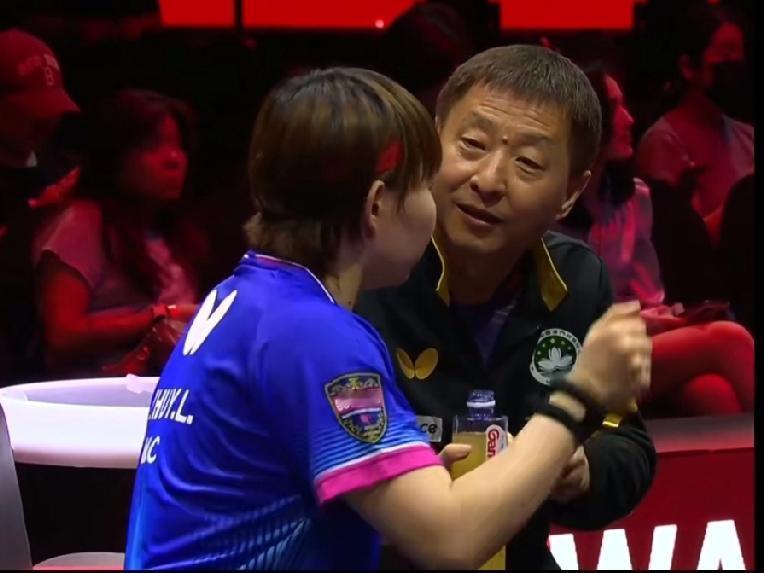 朱雨玲轻松赢下韩莹，场外指导陈振江的功劳真不小！

下午结束的新加坡大满贯上，朱