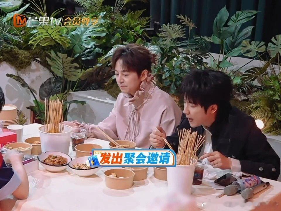 何炅听到周柯宇比丁程鑫小的反应你好星期六周柯宇让何炅误以为年龄比丁程鑫大，何炅问