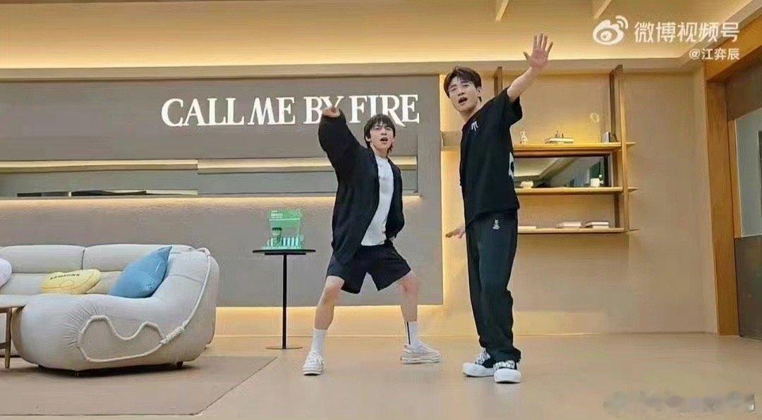 #王铮亮总算蹭上黄潇大师的课了# 意想不到的组合竟然还真的出现了，王铮亮是想要尝