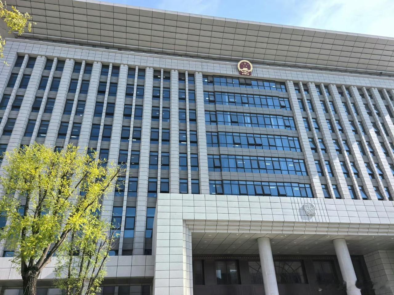 宏伟的建筑不等于公平正义。正义，从来不依附于高台圣殿，而落脚于每一个普通人。硬件