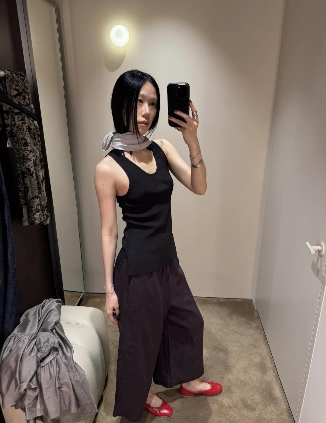 穿上红舞鞋咯🩰
等了半年的芭蕾鞋
终于踩脚下了
气血不足 鞋子来补🍓
—
红