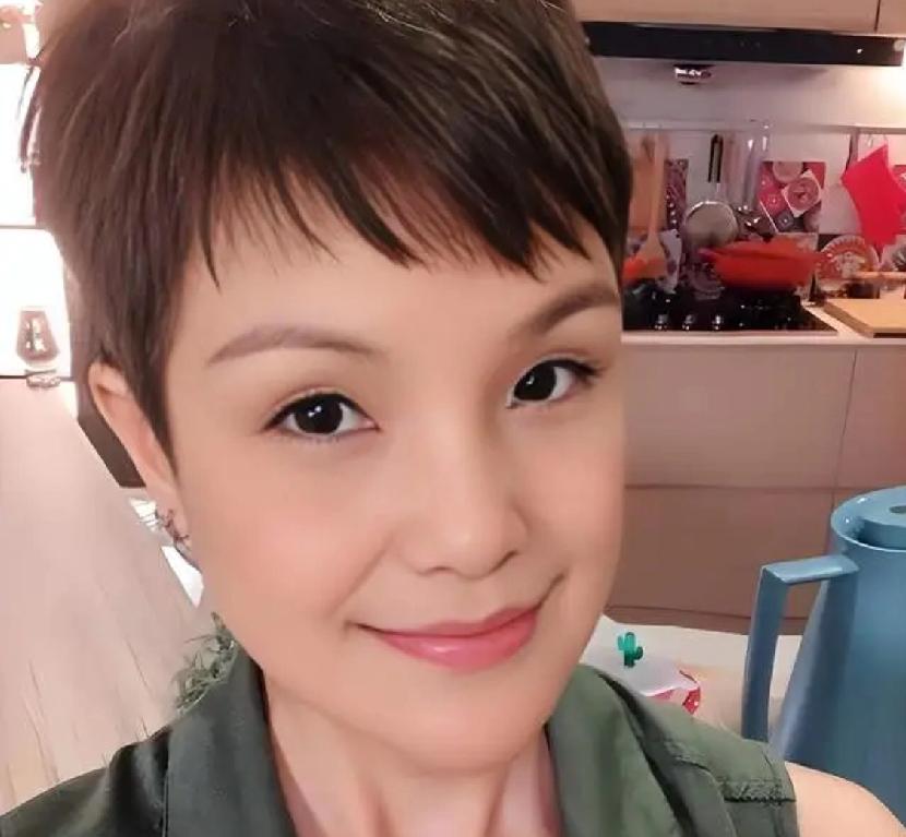 香港艺人马蹄露最近爆火，因为她致信香港政府部门怒怼“自我膨胀”艺人张敬轩！看似突