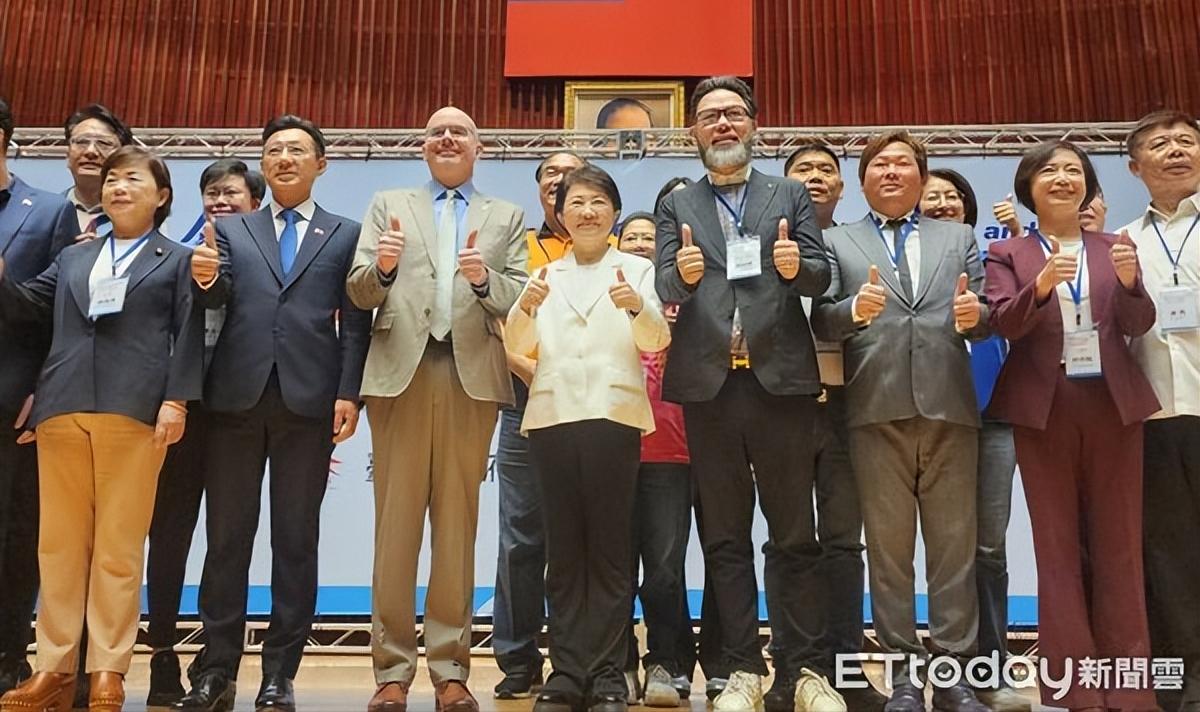 卢秀燕跟美国驻台官员合体，声称无人机是下个“护国神山”
台中市政府2日携手“美国