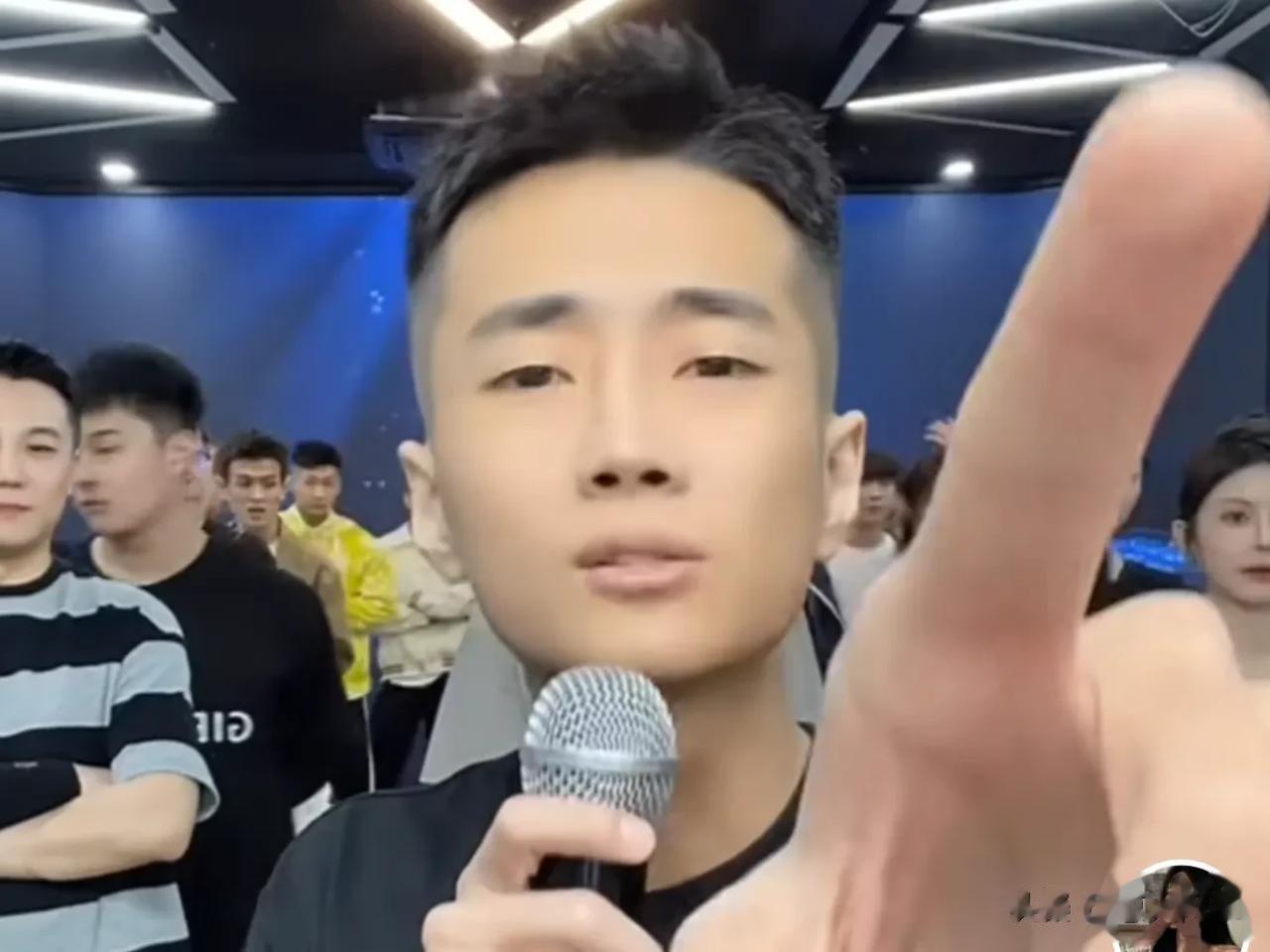 刘叉叉喊话逆徒必须起诉必让你们疼

刘叉叉回应起诉徒弟，起诉他们是应该的，我现在