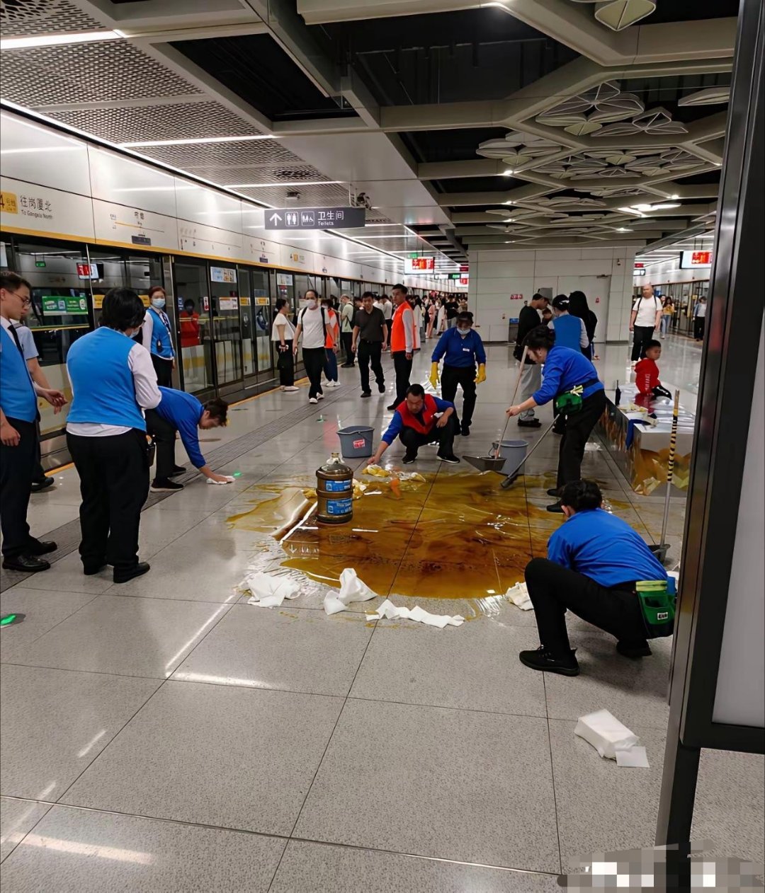 地铁站有人把一桶菜籽油打翻了，保洁天塌了。 
