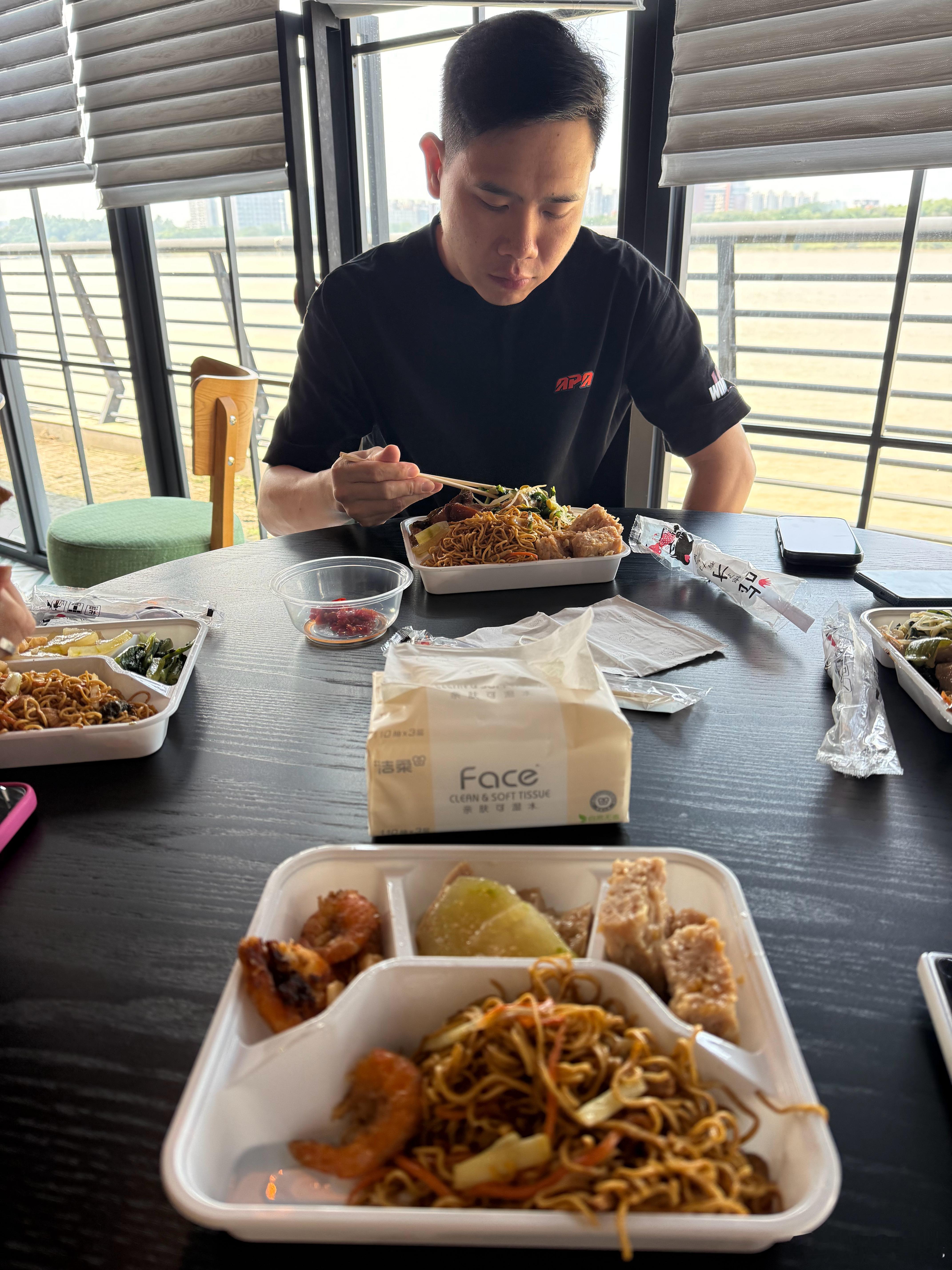 开饭！能哥饭量真系大 ​​​