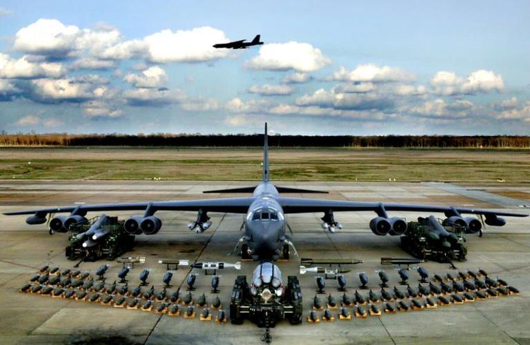 深夜零点十分，台北港，黑布裹着的不明重物，被平板卡车秘密运走，这是一场自以为天衣