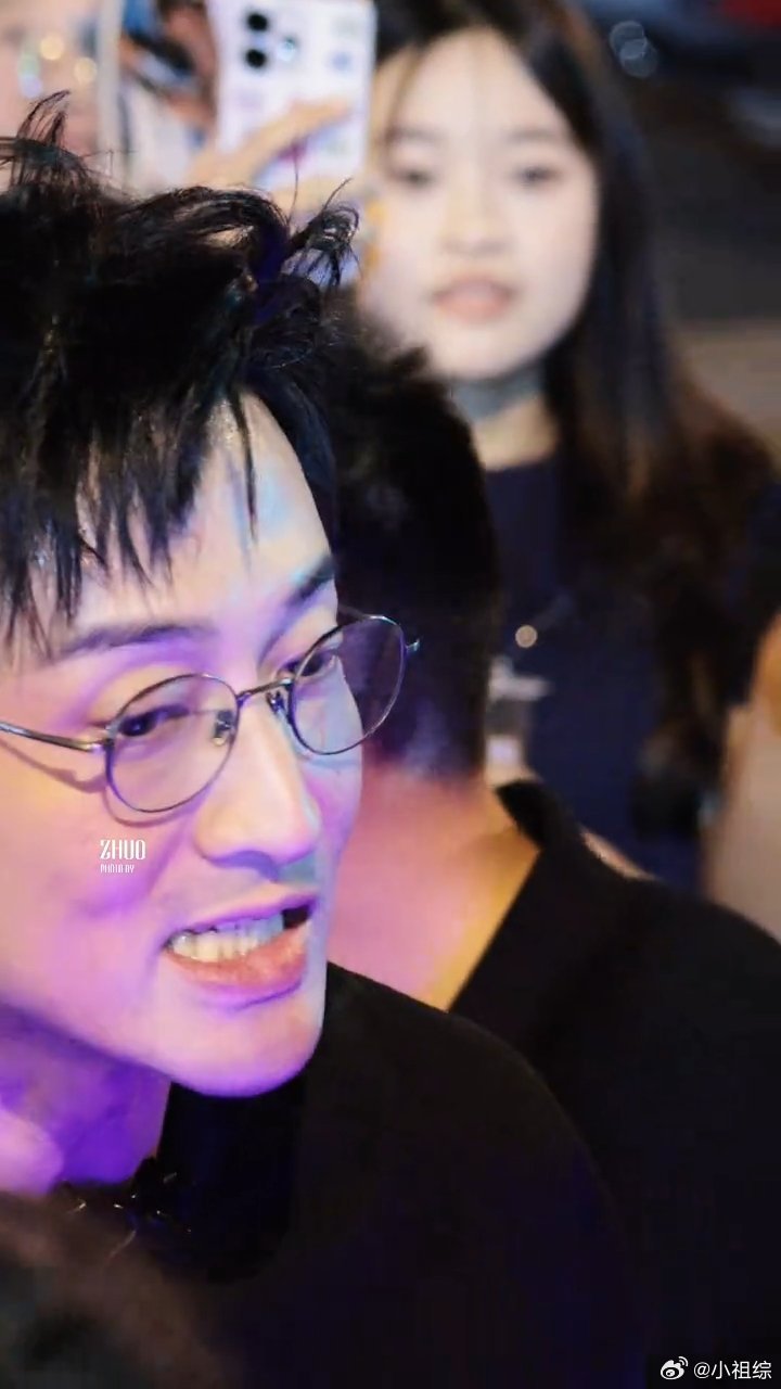 王传君给粉丝送蛋糕披荆斩棘公演舞台 公演舞台看得热血沸腾，转头就看见他给粉丝送蛋