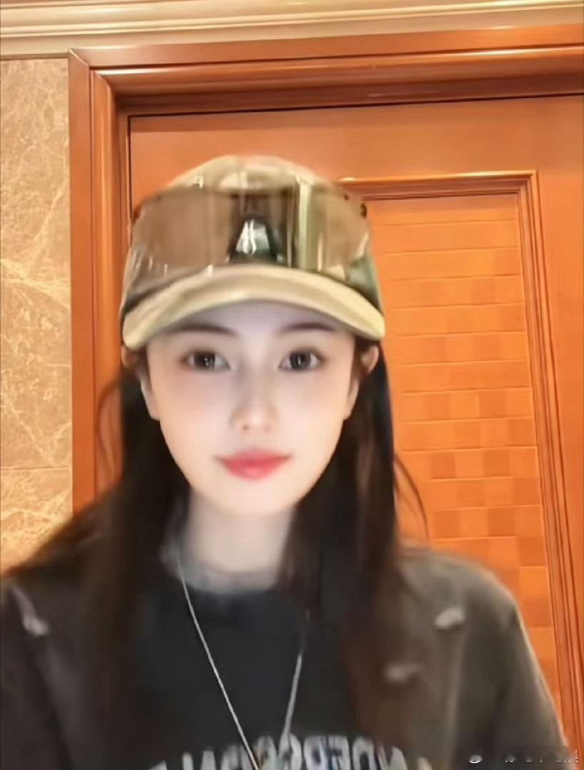 白鹿怎么跟赵露思一样，越来越网红化了 