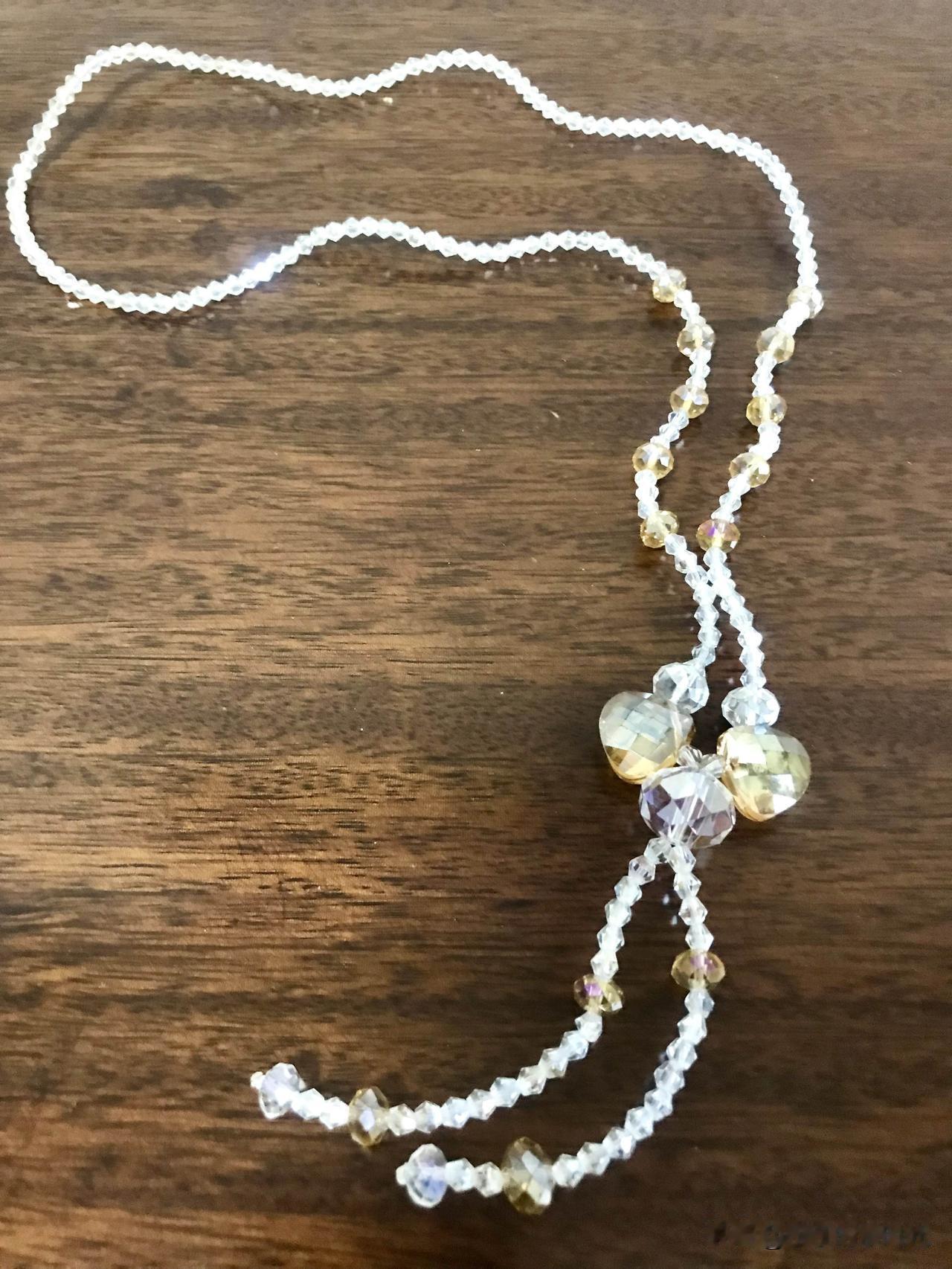 很早很早以前买的水晶项链和水晶手链（也不知道材质真假，反正是买来戴着玩儿的，不指