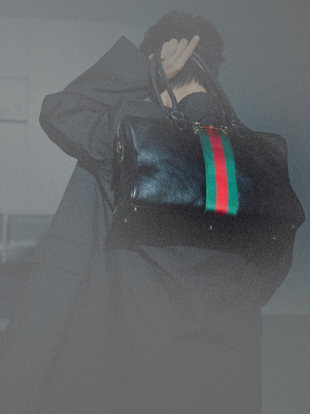 肖战即将出席Gucci大秀 不得不夸，肖战对黑色风衣的驾驭能力一绝！官博释出的线