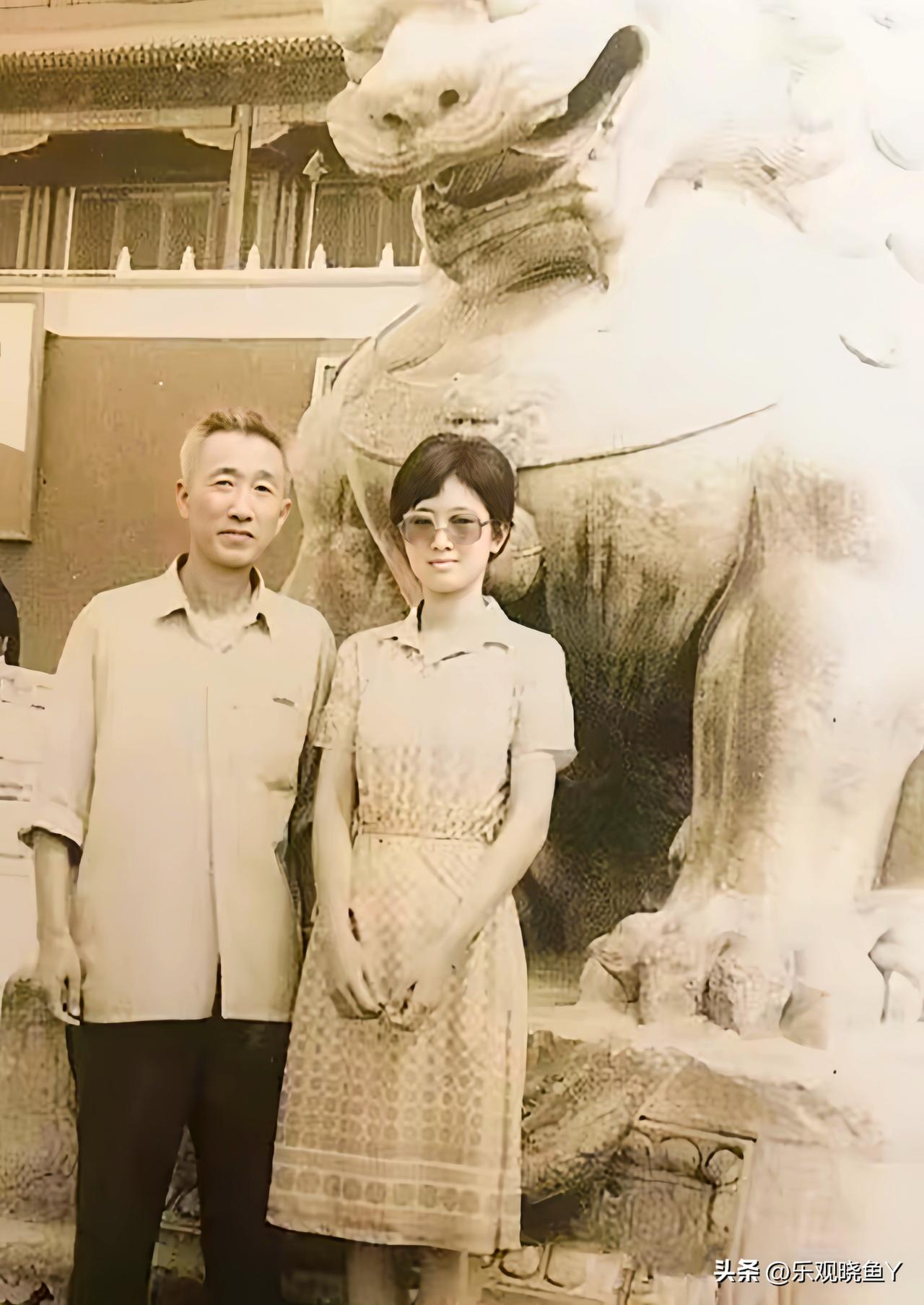 巩俐少女时期老照片: 一九八一年与她的父亲在北京的合影。此时的巩俐十六岁，一头干