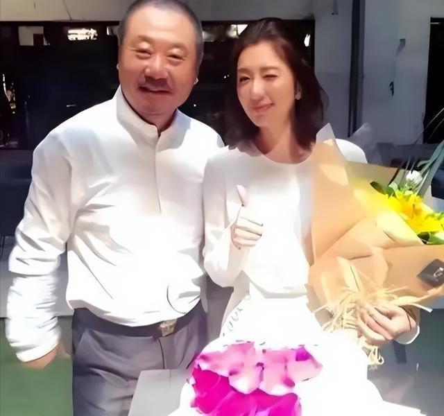 1988年， 范伟 在母亲的逼促下，和一名护士相亲，谁知，对方不仅不说话，连筷子