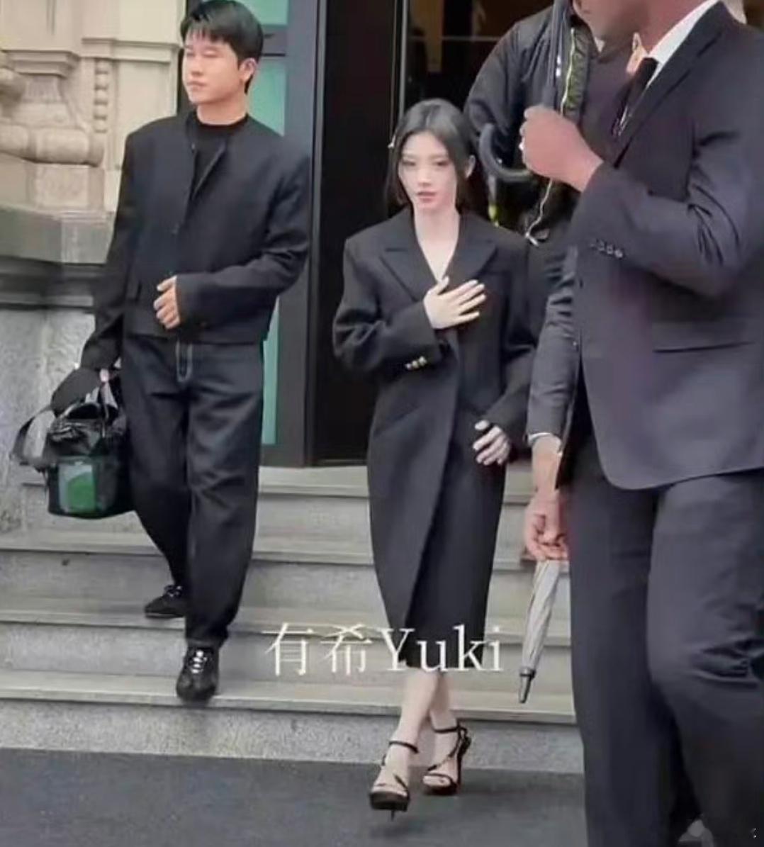 鞠婧祎像小孩偷穿大人衣服