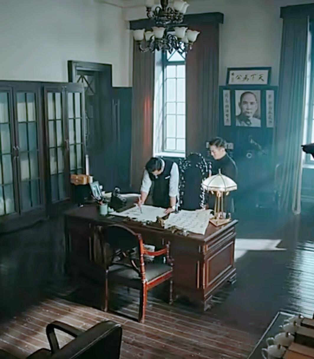 潘粤明手写戏用不到手替潘粤明书写功底彻底惊艳观众，落笔皆是风采，实力让人由衷折服