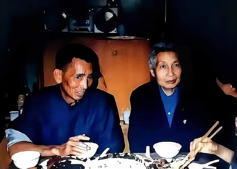 1987年，晚年的曾志到井冈山儿子石来发家中就餐时的一幕，昏暗的老房子里，餐桌上
