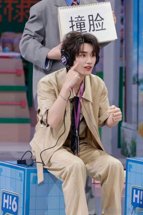 丁程鑫发型微乱丁程鑫一日员工体验 丁程鑫一日员工体验，发型微乱 ​​​