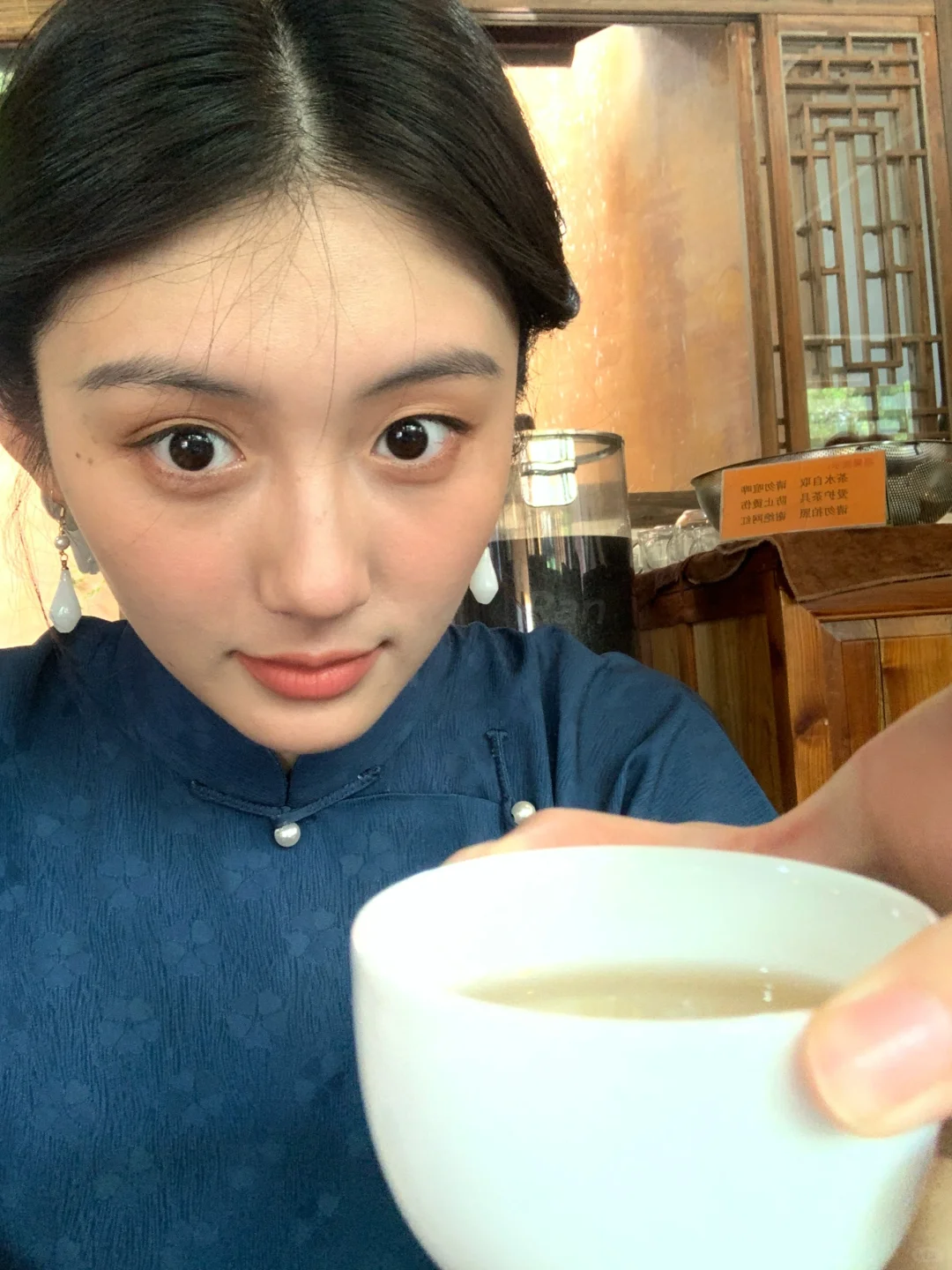 “客官，请喝茶”