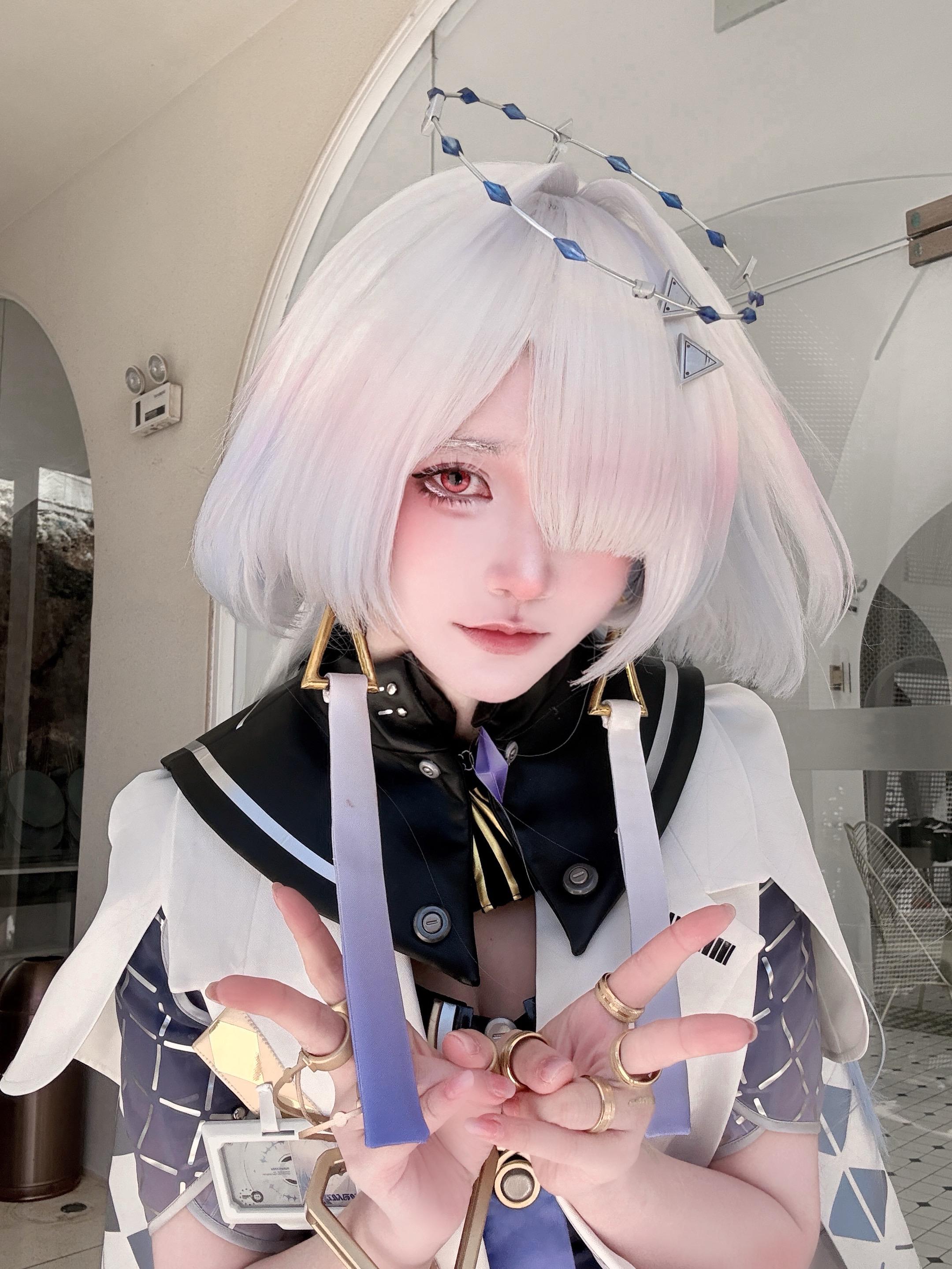 冷脸萌角色来了。