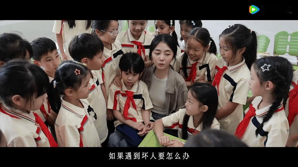 谭松韵代旭新剧杀青 看杀青物料就能感受到剧集的严谨氛围，围绕未成年人侵害、犯罪展