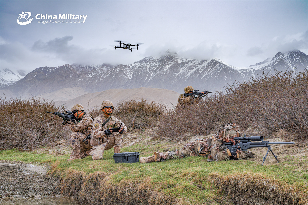 烽火问鼎计划每天认识一件兵器 炫酷摆拍：陆军侦察兵全家桶 