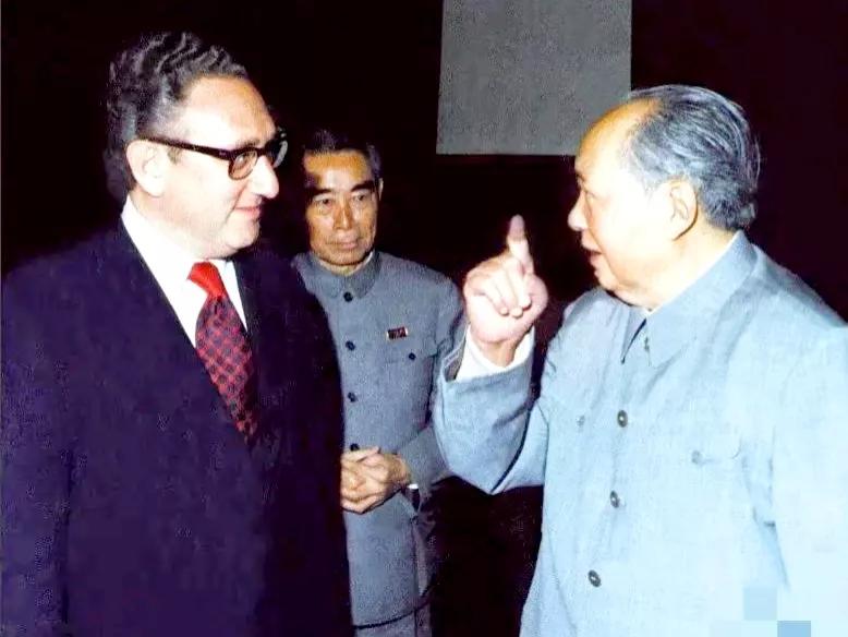 珍贵的历史照片
这是1973年毛主席和周恩来总理，会见美国国家安全事务助理基辛格