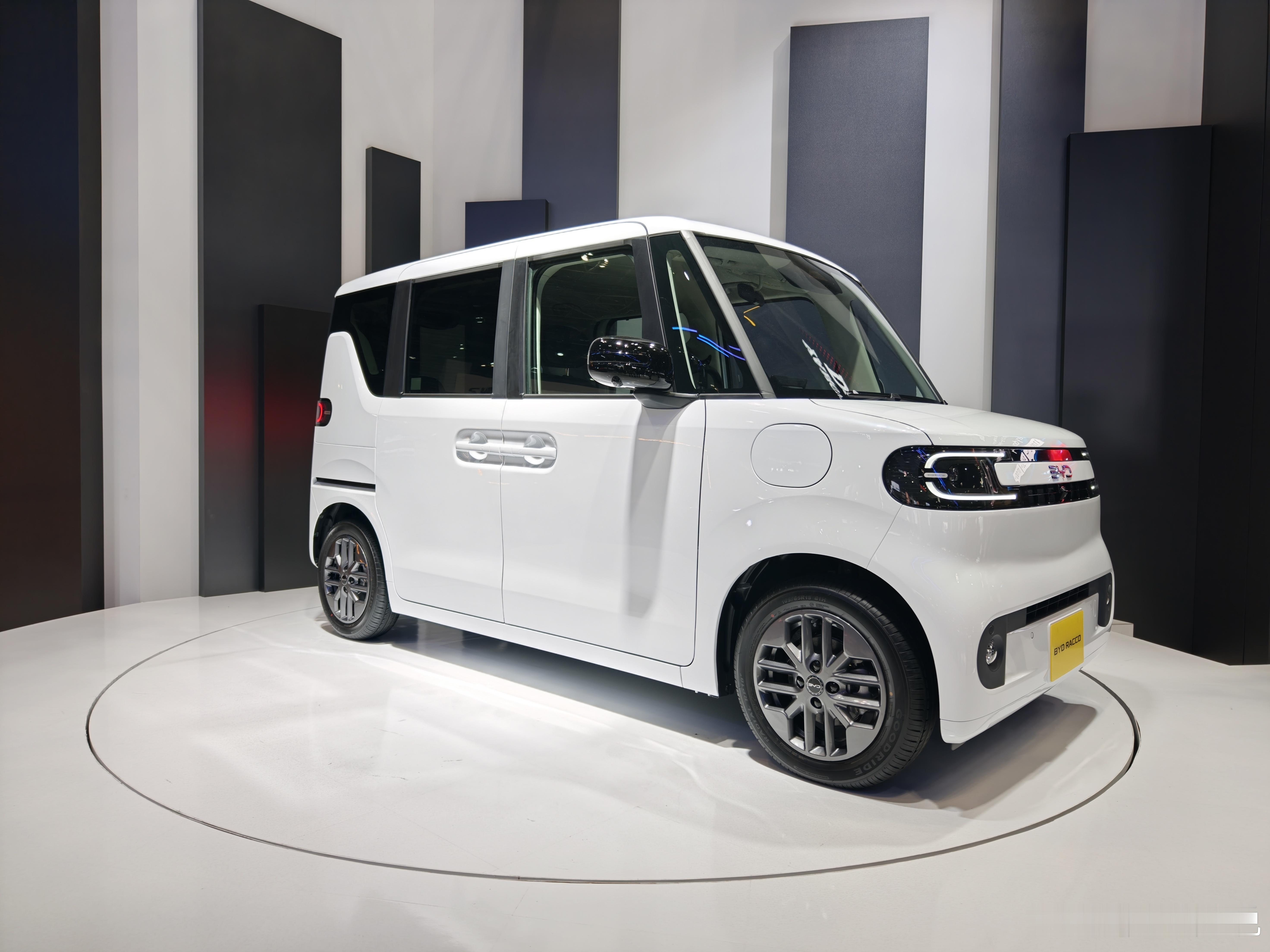 2025日本移动出行展 比亚迪在日本正式发布名为RACCO的K-Car。“RAC
