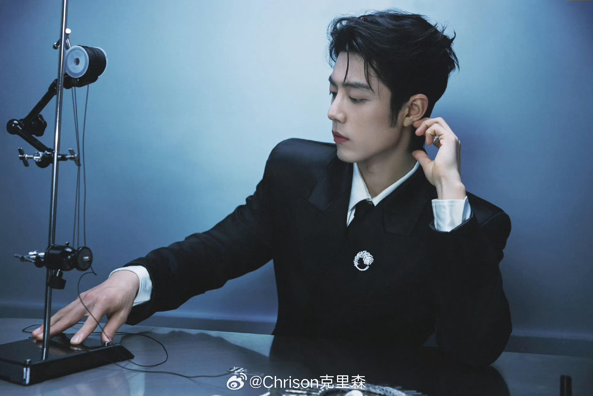 肖战┊今日白玉兰颁奖典礼红毯造型来自GUCCI 2027早春系列，一身黑色缎面西