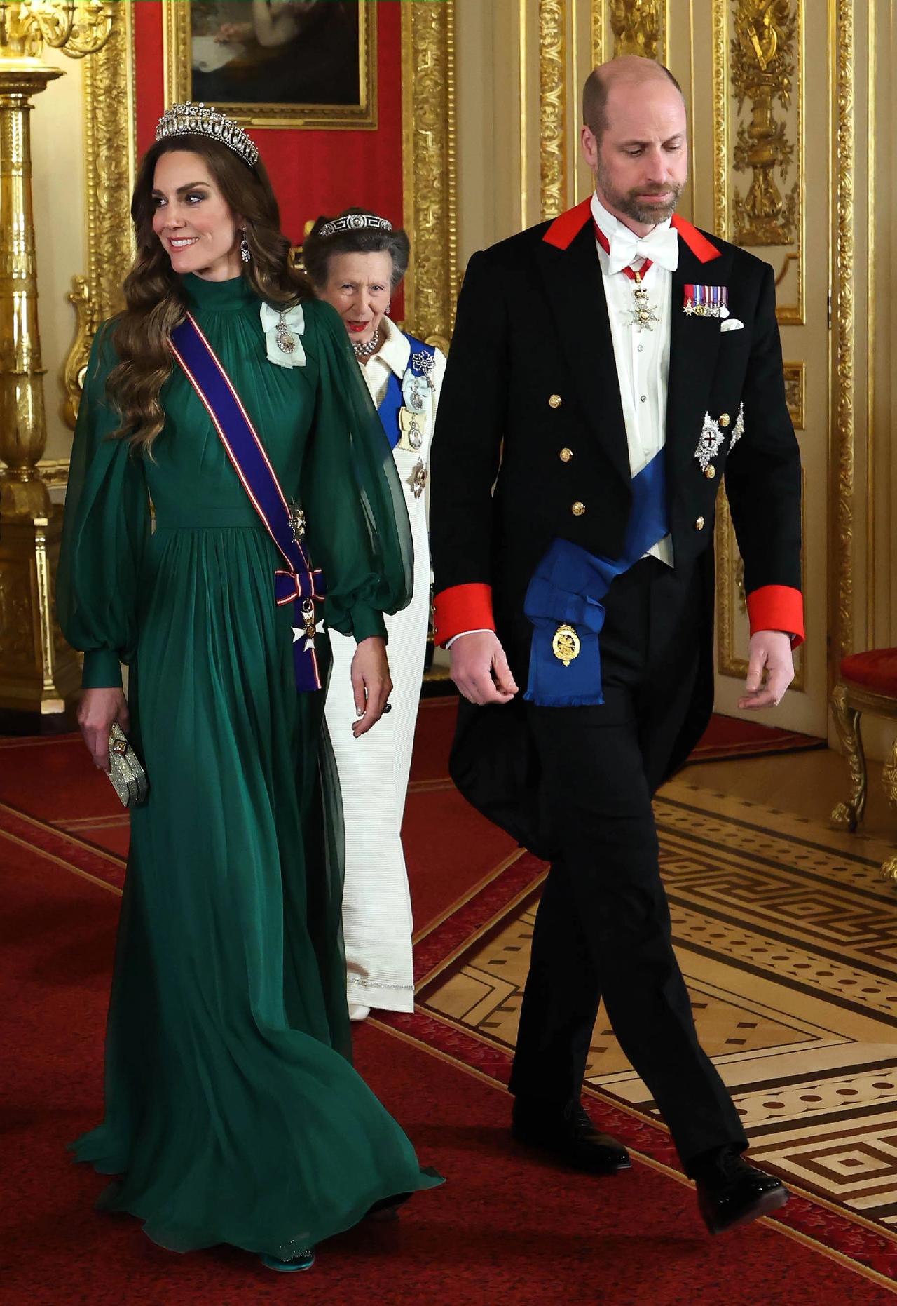 凯特王妃出席欢迎尼日利亚总统夫妇的国宴造型来了，不出所料，依旧戴着珍珠泪王冠，但