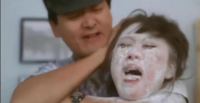 1987年，利智在拍电影时，被周润发扇耳光踹进玻璃堆里，戏外在晚会上，周润发拿着