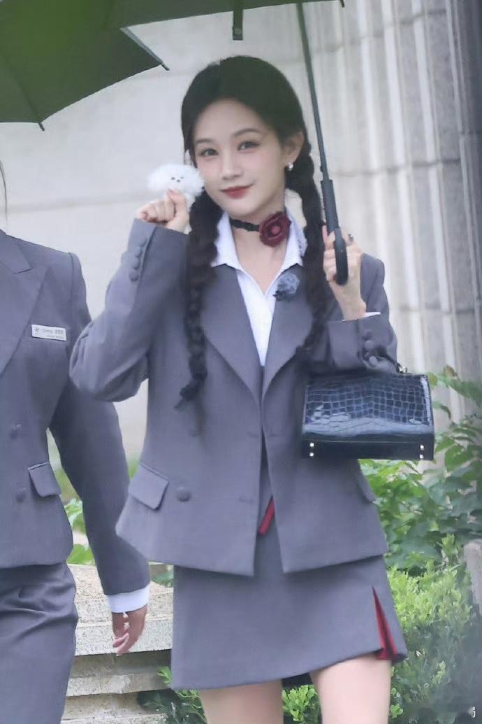 #看李一桐很难断糖绝碳# 女推这次的造型也太适合了，双麻花辫搭配上小狗戒指，看到