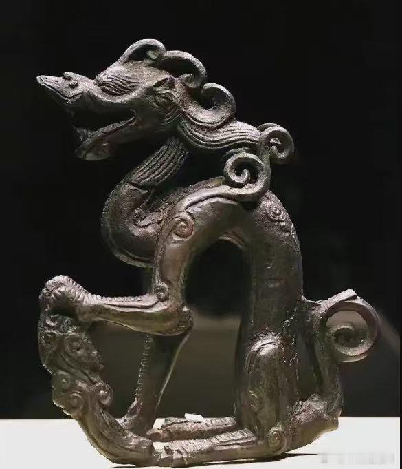 金代皇室的“混血”龙在黑龙江省博物馆，珍藏着一尊造型奇特的金代铜坐龙。它不同于中